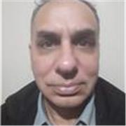 Dedicado ao desenvolvimento do aluno com paciência e determinação