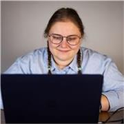 Ciao! Sono una ragazza che gestisce un’agenzia di marketing e sono specializzata in comunicazione, marketing e pubblicità.