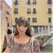 studentessa di un professionale, indirizzo moda