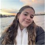 Profesora de inglés apta para dar clases a alumnos de todas las edades. 