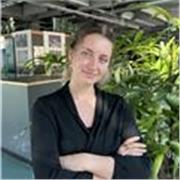 Bună. Numele meu este Valeria - trăiesc și lucrez în Germania. Sunt aici pentru a te ajuta să vorbești pe orice temă dorești.