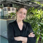 Bună. Numele meu este Valeria - trăiesc și lucrez în Germania. Sunt aici pentru a te ajuta să vorbești pe orice temă dorești.