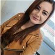 Profesora virtual de apoyo escolar con habilidades en lengua castellana, enfocada en acompañar a estudiantes en el desarrollo