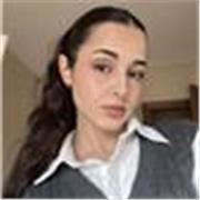 Studentessa di lingue e letterature moderne impartisce ripetizioni di inglese a studenti di scuola media e superiore