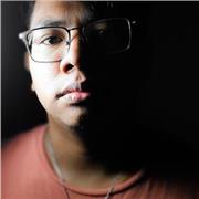 Estudiante de música enseña clases de guitarra