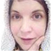 Profesora de inglés imparte clases y ayuda en tareas a niñas y niños de todas las edades