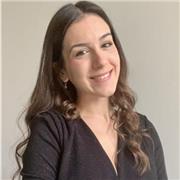 Farmacéutica que da clases de biología para todos los niveles