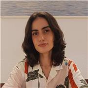 Profesora de matemáticas apta para dar clases a niños y adolescentes.