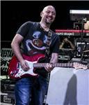 Musicista professionista laureato impartisce lezioni di chitarra, qualsiasi livello o età