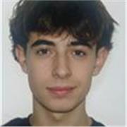 Estudiante de ciencias empresariales que da clase de matemáticas y economía
