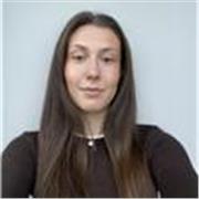 Decidida a ofrecer la mejor ayuda, planificar clases y modificar objetivos en función de las necesidades. 