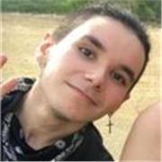 Chico joven encantado de enseñar a los más pequeños con una sonrisa y mucha paciencia 