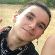 Chico joven encantado de enseñar a los más pequeños con una sonrisa y mucha paciencia