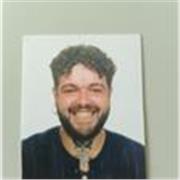 Entrenador personal enfocado en el completo del acondicionamiento, el alcance del 100% de los objetivos marcados y la superación.