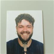 Entrenador personal enfocado en el completo del acondicionamiento, el alcance del 100% de los objetivos marcados y la superación.