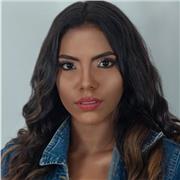 Docente de matemáticas que dicta clase a niños de diferentes edades