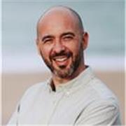Profesor titulado especializado en transferencia efectiva de conocimientos y desarrollo de planes de aprendizaje personalizados