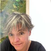 Profesora con más de 15 años de experiencia, especialista en Humanidades y con un amplio bagaje metodológico. Empática y accesible