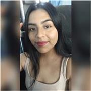 Profesora de inglés imparte clases a niños de todas las edades