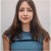 Profesora de ingles imparte clases a niños de todas las edades