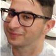 Insegnante di Matematica impartisce lezioni dí ripetizioni e consolidamento a studenti di istituti tecnici e professionali