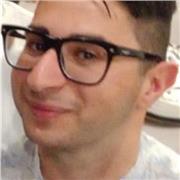 Insegnante di Matematica impartisce lezioni dí ripetizioni e consolidamento a studenti di istituti tecnici e professionali