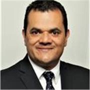 Profesor de Administración da clases a jóvenes y emprendedores