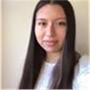 Profesora da clases de matemáticas a niños