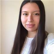 Profesora da clases de matemáticas a niños