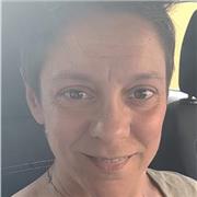 Docente impartisce lezioni di matematica a studenti di scuole primarie e secondarie