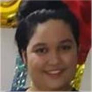Maestra de sociales da clases a niños de pirmaria