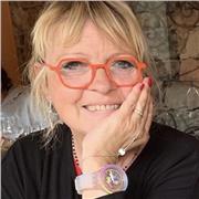 Jeune retraitée dynamique prête à aider des enfants