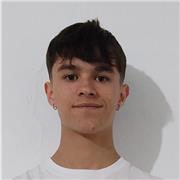 Estudiante con alto nivel en inglés y otros idiomas como japonés y francés. También en materias de la ESO y Primaria