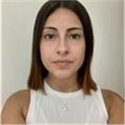 profesora de español imparte clases para niños y adolescentes