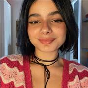 Studentessa universitaria e docente di inglese impartisce lezioni di inglese per bambini e adulti