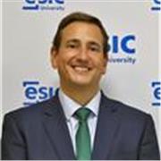 Docente universitario y speaker con más de 15 años de experiencia en formación presencial a directivos, universitarios y familias.