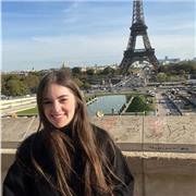 ! Je suis native anglaise et j’enseigne actuellement l’anglais en école primaire et maternelle
