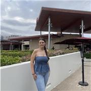 Soy una chica que se especializa sobretodo en materias de ciencias como la química o la biología y en inglés.