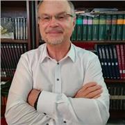 Laureato in lettere, impartisce lezioni di italiano, storia, geografia e filosofia a ragazzi di medie e superiori