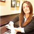 Profesora de música imparte clases on-line para todas las edades