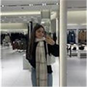 Estudiante con paciencia dispuesta a enseñar y explicar