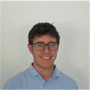 Estudiante de magisterio ayuda a alumnos que necesitan refuerzo en cualquier asignatura de primaria