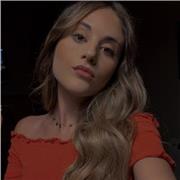 Studentessa di farmacia che offre lezioni di biologia