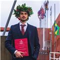 Insegnante di italiano, storia e geografia | laureato in scienze politiche con il massimo dei voti con esperienza internazionale