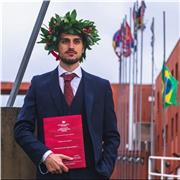 Insegnante di italiano, storia e geografia | Laureato in Scienze Politiche con il massimo dei voti con esperienza internazionale