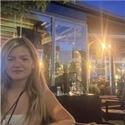 Graduada en turismo con un B2 de inglés.