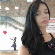 Profesora de arte imparte clases de pintura y dibujo