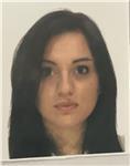 Ragazza disposta a dare lezioni online a ragazzi di scuole elementari e medie