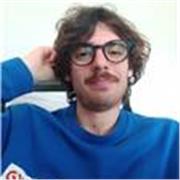 Ragazzo lavoratore impartisce lezioni di Scienze Naturali e ambientali per ragazzi delle medie e tecnici professionali