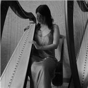 Laureata in arpa e polistrumentista impartisce lezioni di arpa celtica, repertorio tradizionale irlandese, scozzese e bretone. Met